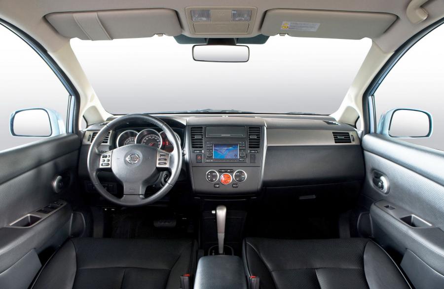 Nissan Tiida 2011 года  (фото 12 из 23)